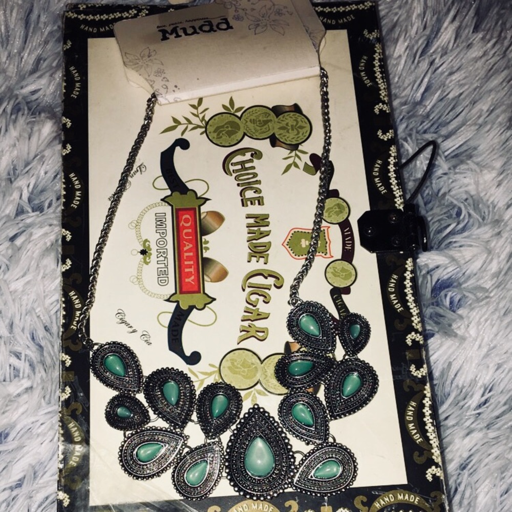 🦑- BRAND NEW : ocean green mudd necklace